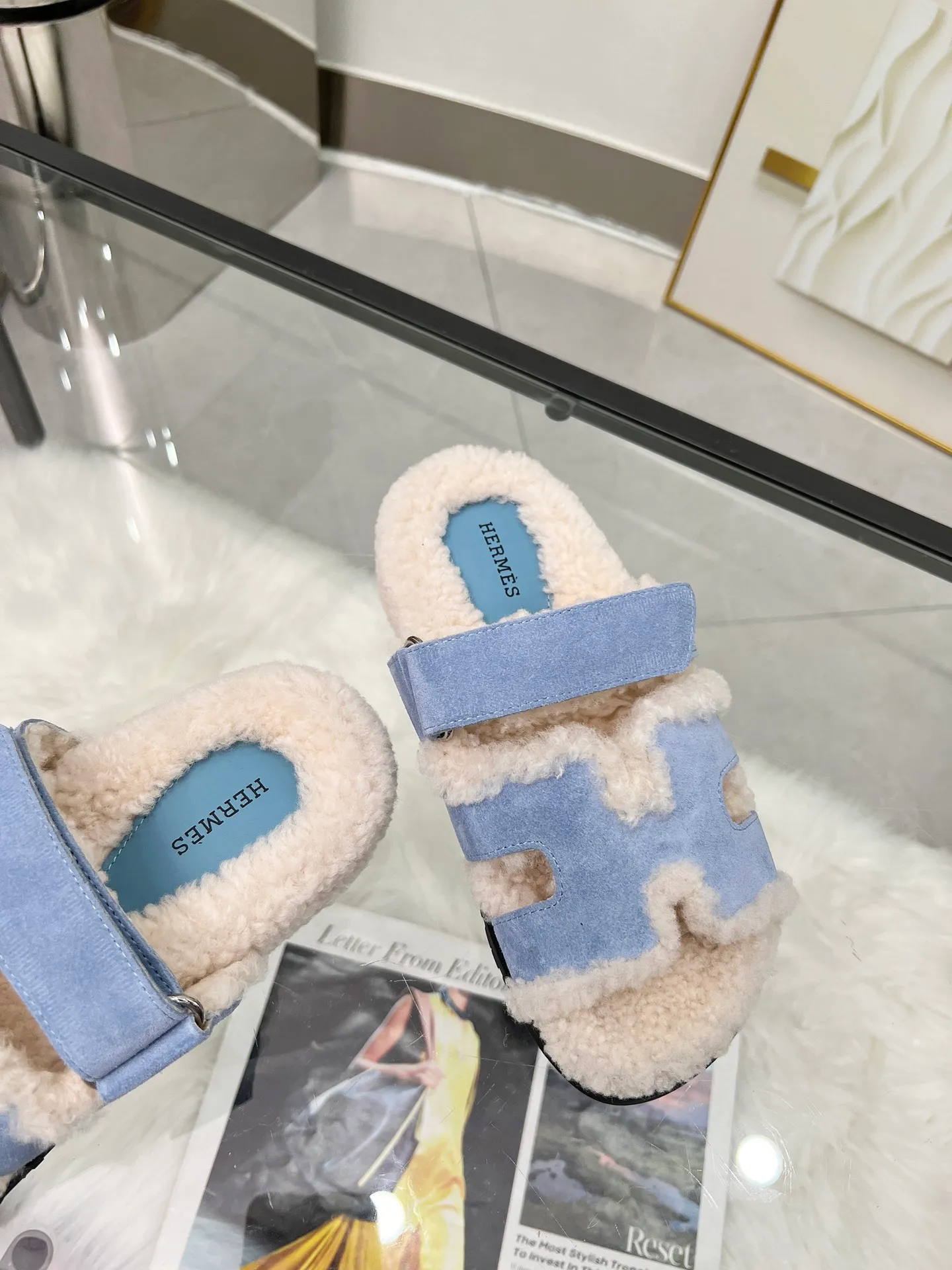 👟👟Ex-factory price 440👟👟 🌸[HERMES] My horse’s classic hot style second uncle🐑wool slippers🆕 are now available. A must-have item for autumn and winter ✅ Versatile and fashionable at home and out on the street 🍀The colors are extremely colorful! Walking Tuscany! TPR non-slip outsole is super light ️ Super comfortable on the feet without any sense of restraint I can’t stop drinking coffee ☕ My second uncle can’t take it off Color: maroon sand color light gray haze blue leather surface black code number: 35-40 (41 customized, non-returnable) Factory ready supply